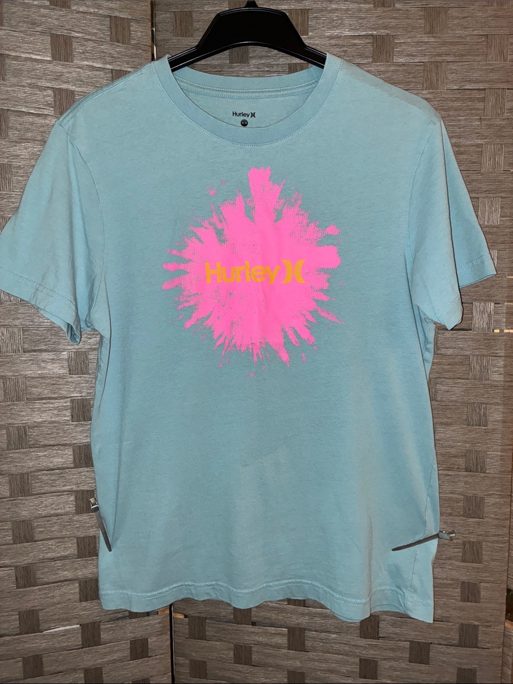 Hurley Men’s Light Blue Short-Sleeve Tee with Pink Splash Logo